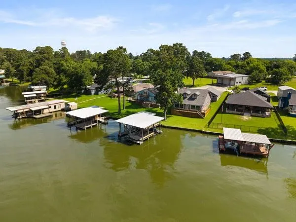 153 Lakeshore Drive Onalaska, TX 77360