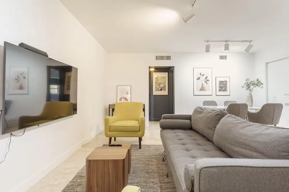 2404 NE 33RD AVENUE #4 Fort Lauderdale, FL 33305