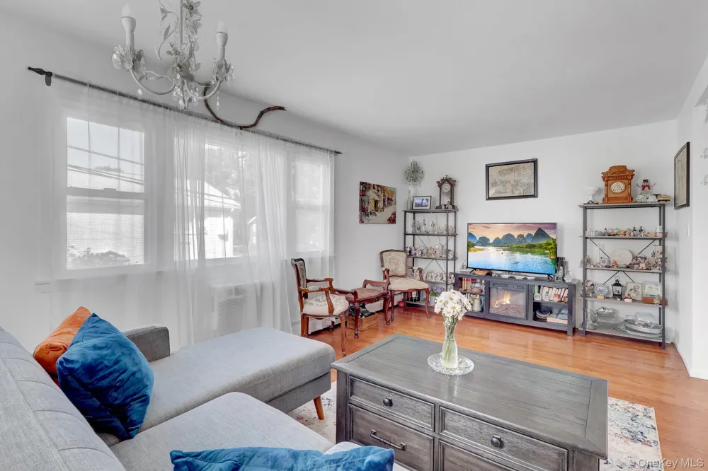 86 Cardinal Lane #2B Islip, NY 11751