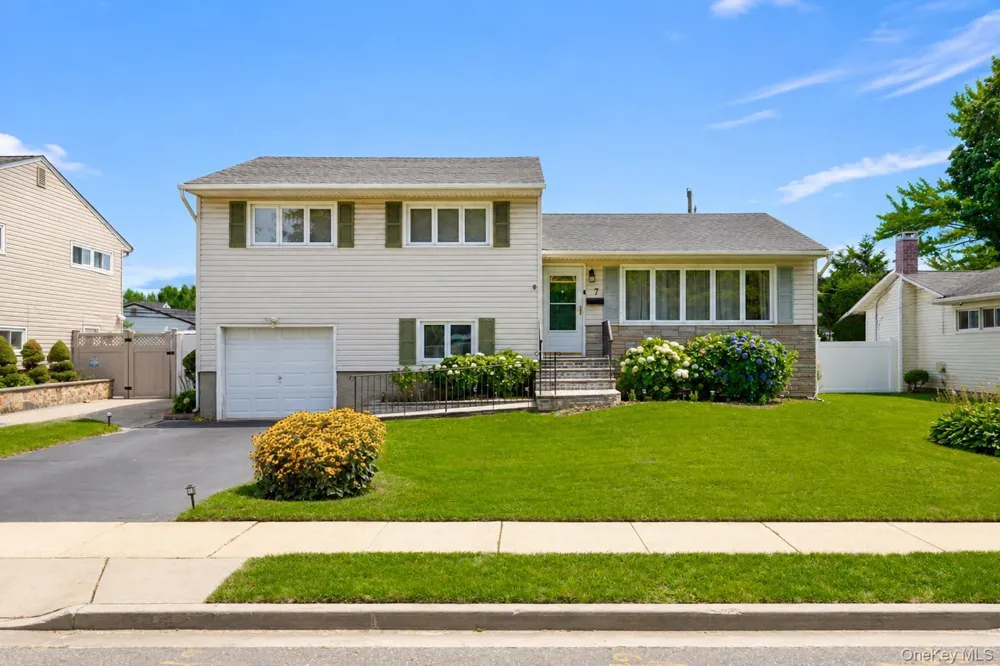 7 Primrose Avenue Hicksville, NY 11801