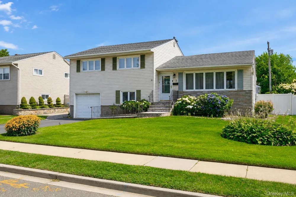 7 Primrose Avenue Hicksville, NY 11801