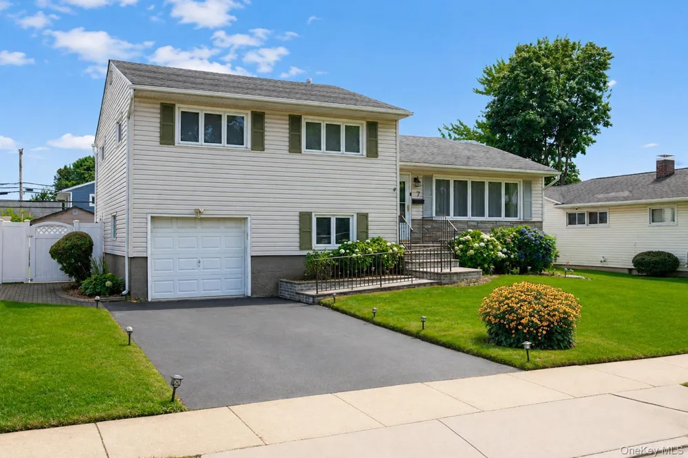 7 Primrose Avenue Hicksville, NY 11801