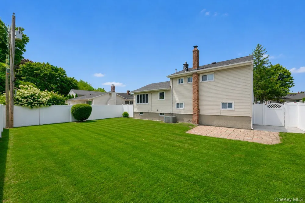 7 Primrose Avenue Hicksville, NY 11801