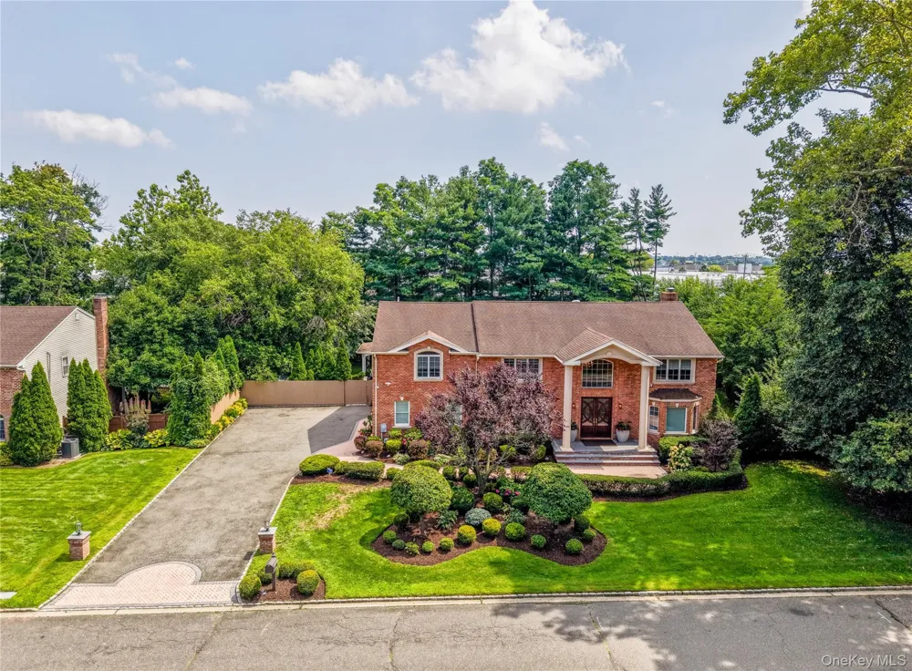 20 Stirrup Lane Muttontown, NY 11791