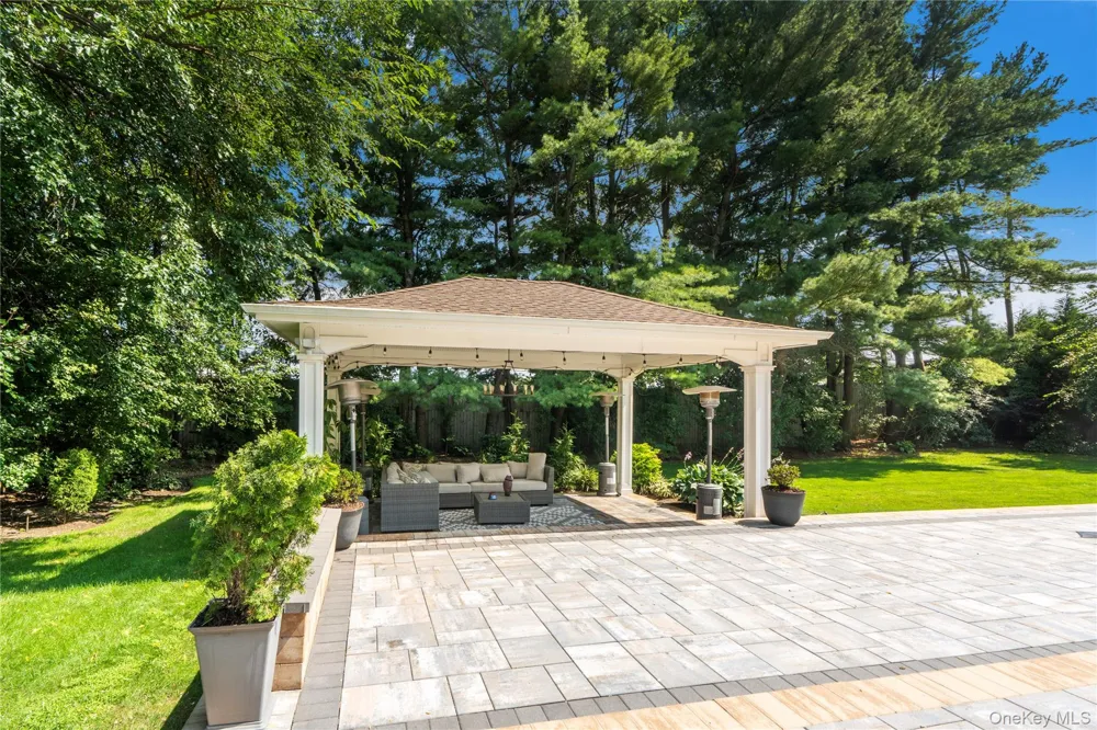 20 Stirrup Lane Muttontown, NY 11791