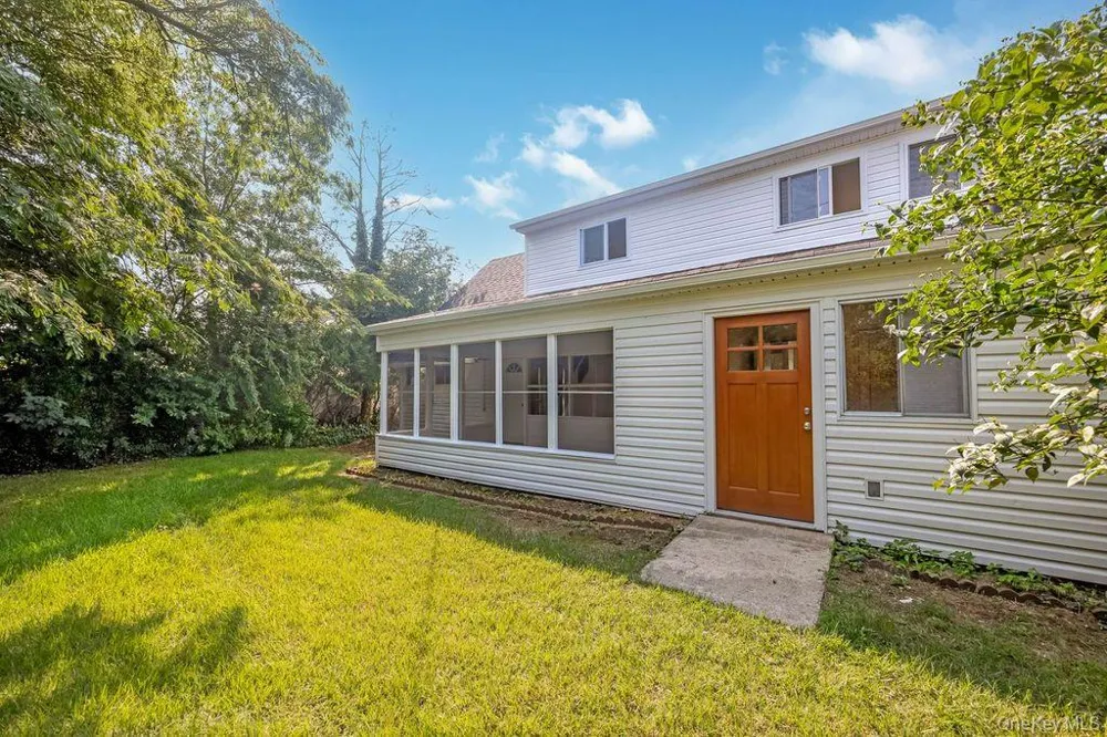 85 Twin Lane Wantagh, NY 11793