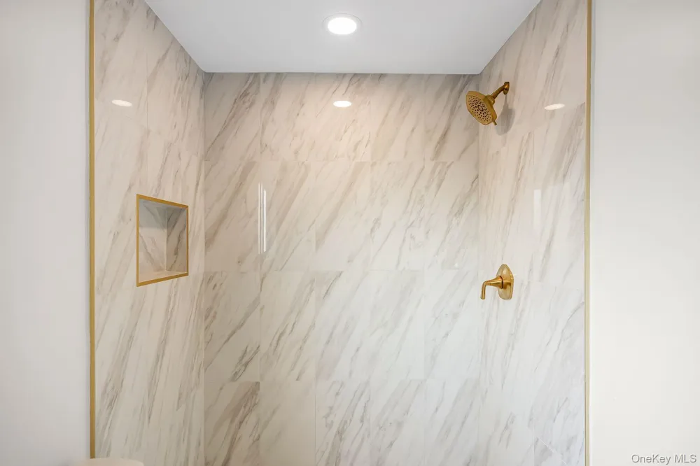85 Twin Lane Wantagh, NY 11793