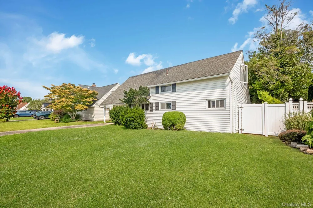 85 Twin Lane Wantagh, NY 11793