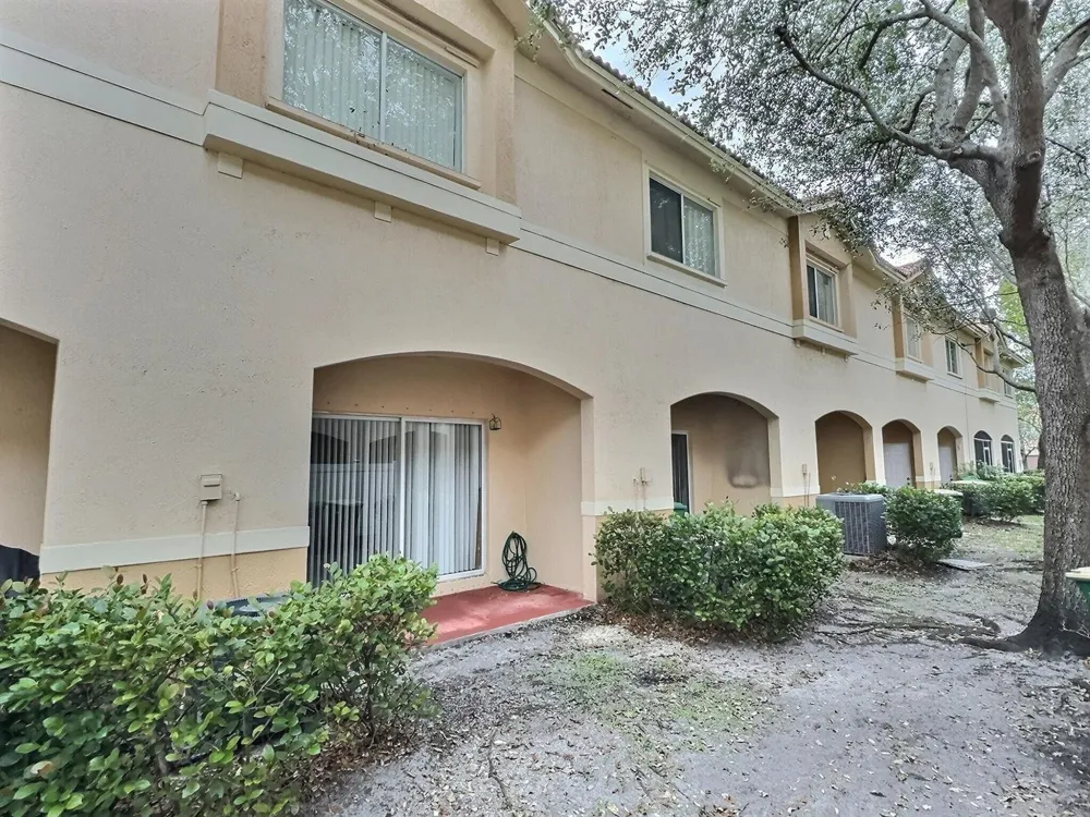 8833 S ISLES CIRCLE #8833 Tamarac, FL 33321