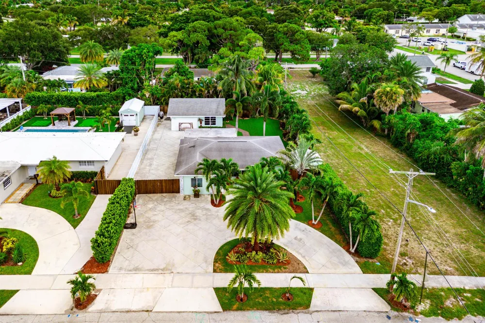819 6TH STREET Lake Park, FL 33403