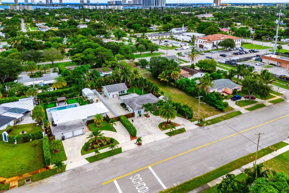 819 6TH STREET Lake Park, FL 33403