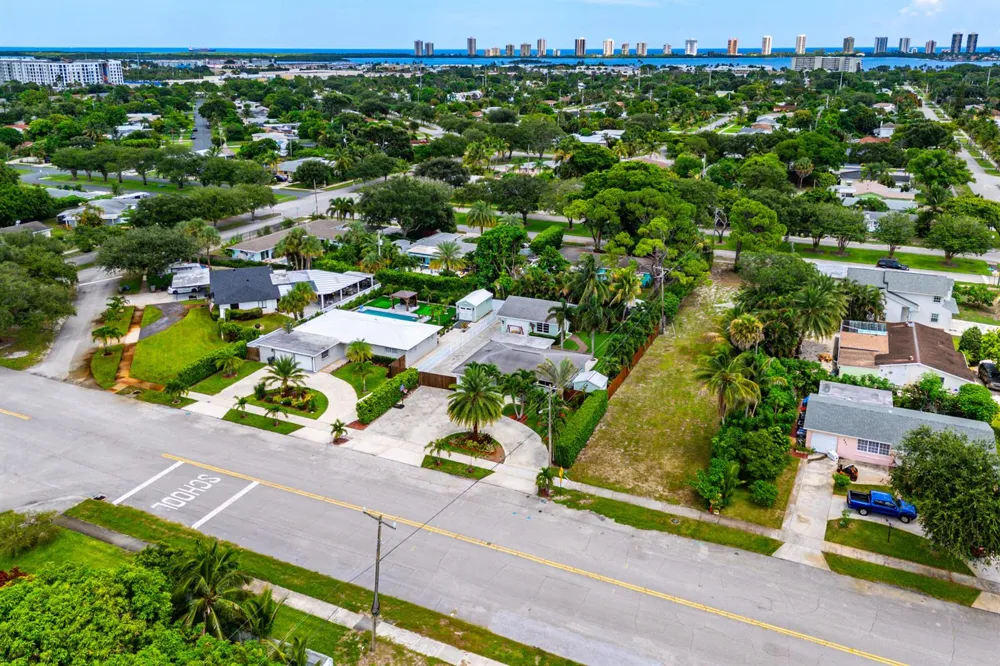 819 6TH STREET Lake Park, FL 33403
