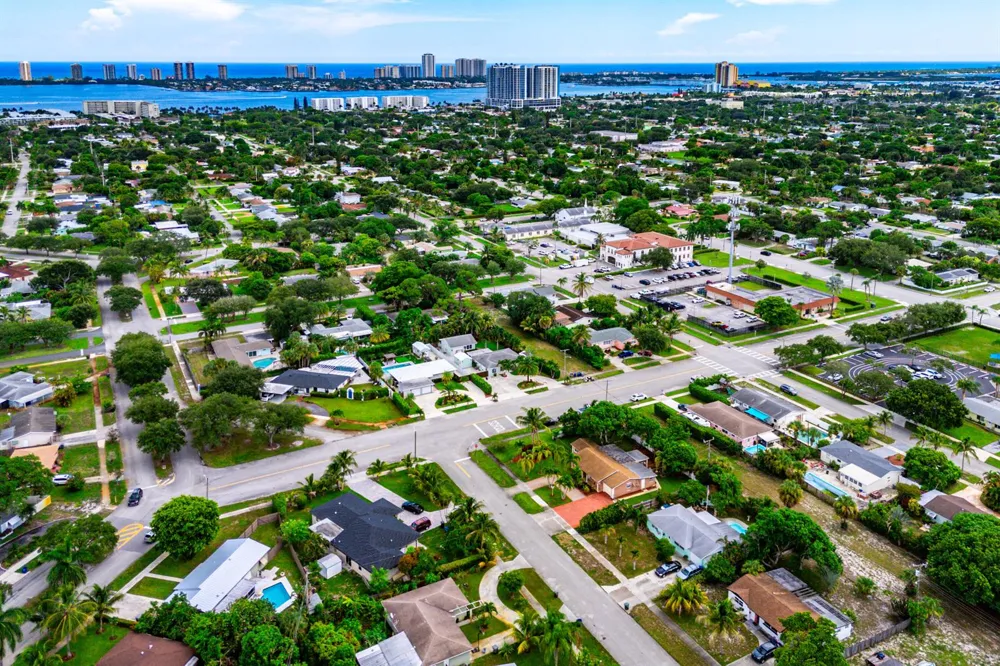 819 6TH STREET Lake Park, FL 33403