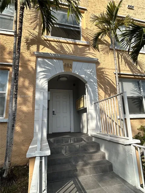 953 SW 10th St #12