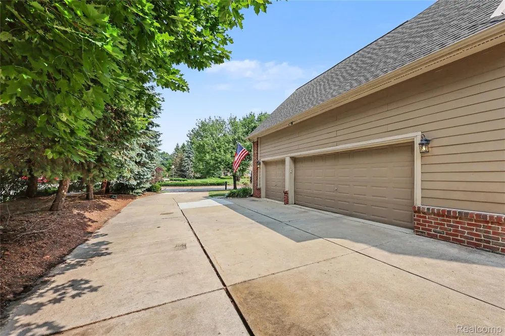 6304 Pennington Drive White Lake Charter Township, MI 48383