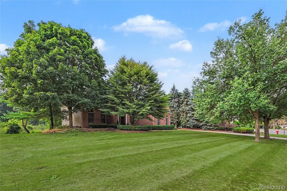 6304 Pennington Drive White Lake Charter Township, MI 48383