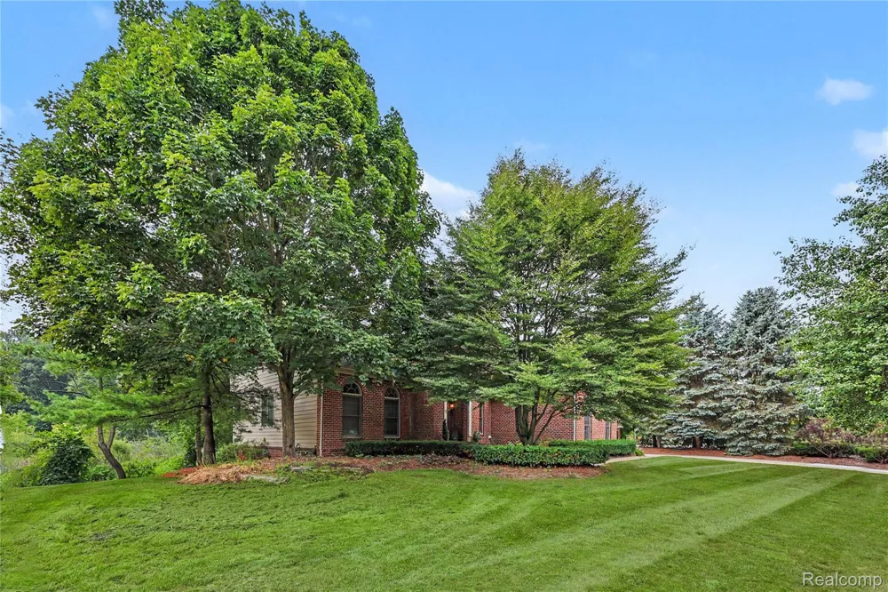 6304 Pennington Drive White Lake Charter Township, MI 48383