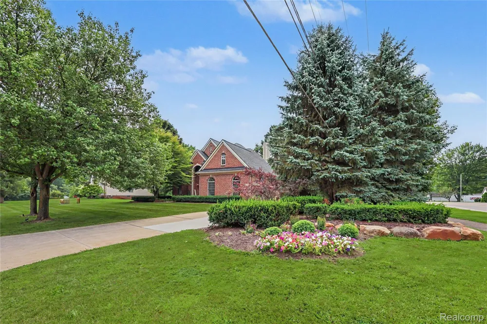 6304 Pennington Drive White Lake Charter Township, MI 48383
