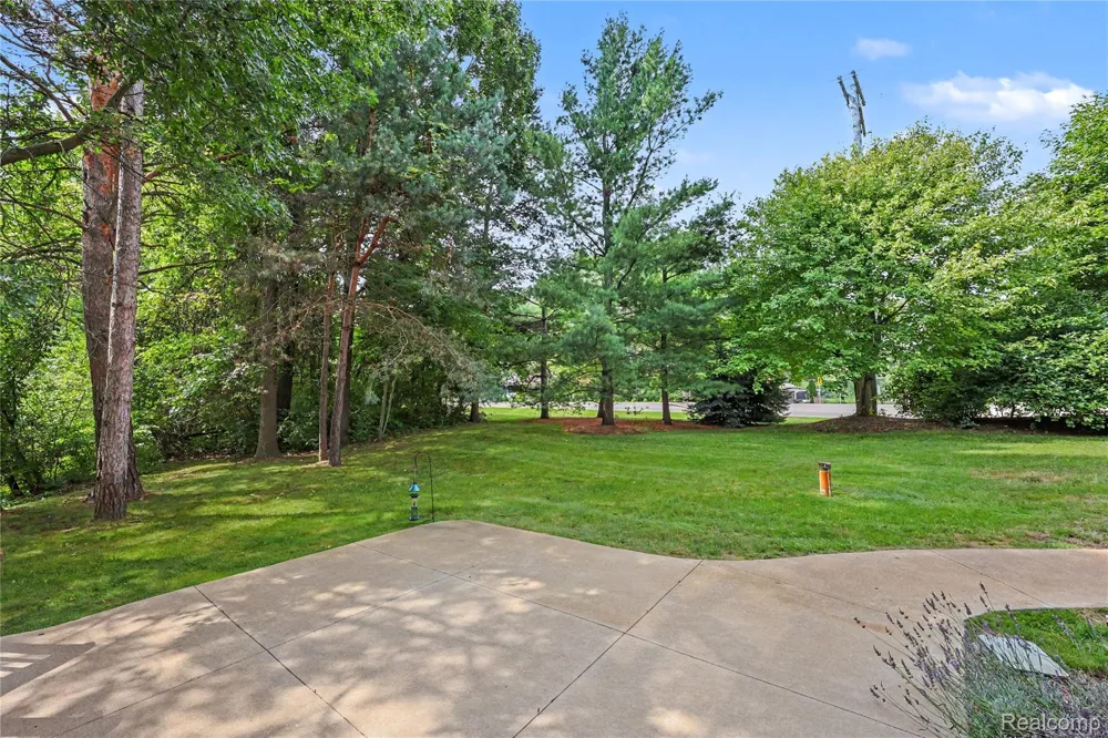 6304 Pennington Drive White Lake Charter Township, MI 48383