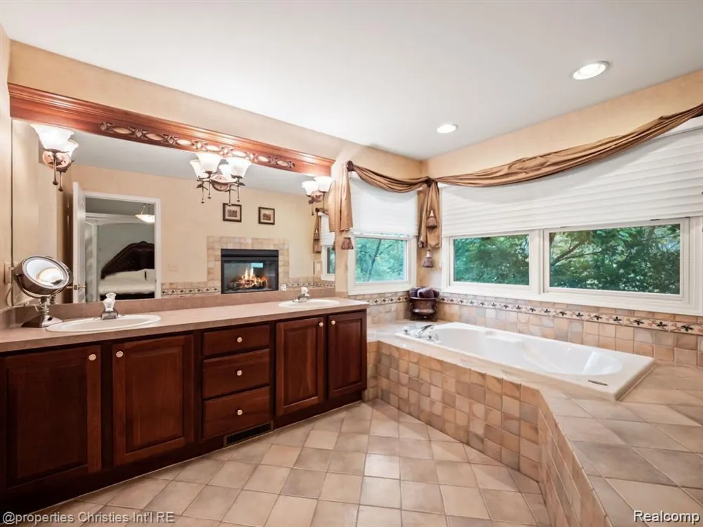 6304 Pennington Drive White Lake Charter Township, MI 48383