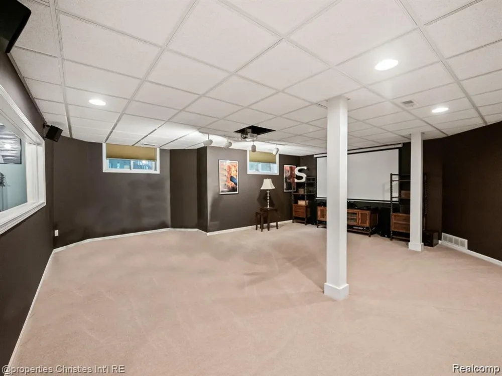 6304 Pennington Drive White Lake Charter Township, MI 48383