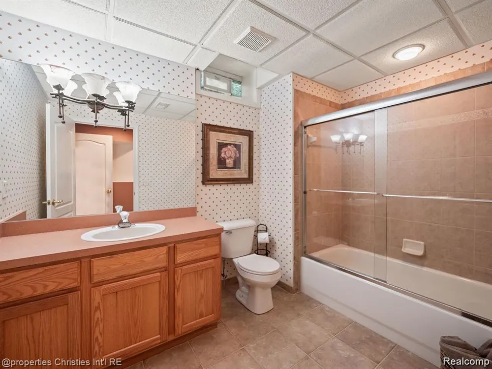 6304 Pennington Drive White Lake Charter Township, MI 48383