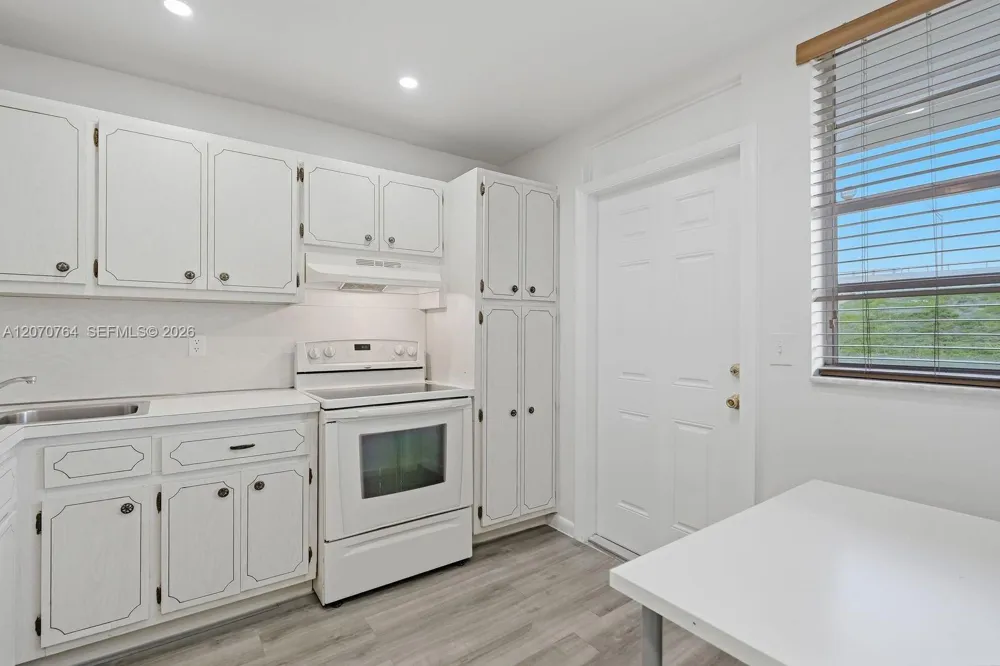 5335 NW 10th Ct #206 Plantation, FL 33313