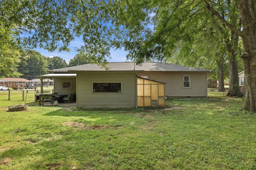 216 Ellis Dr Paris, TN 38242