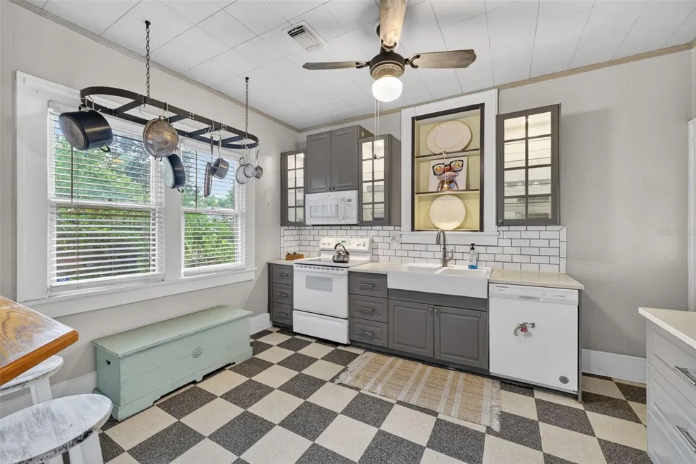 2535 15TH AVENUE St Petersburg, FL 33713