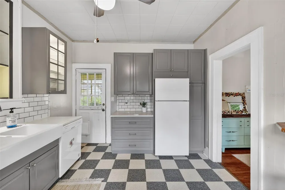 2535 15TH AVENUE St Petersburg, FL 33713