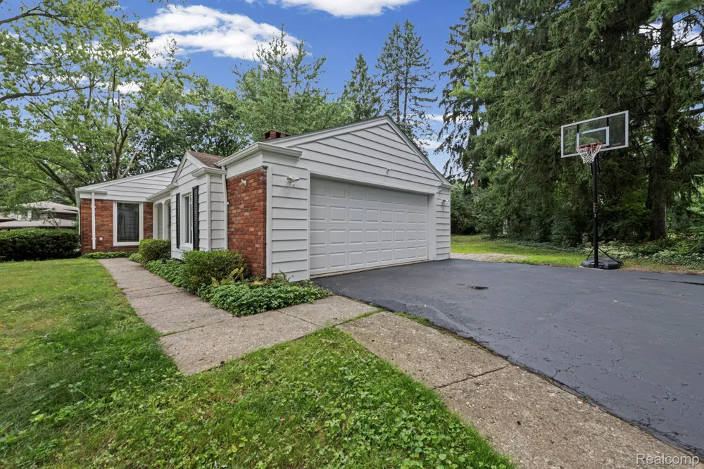 791 Robinhood Circle Bloomfield Hills City, MI 48304