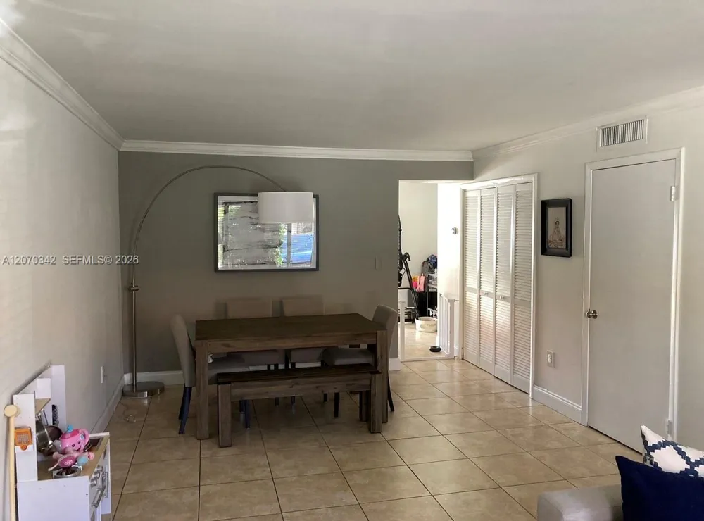 10093 SW 77th Ct #10093 Miami, FL 33156