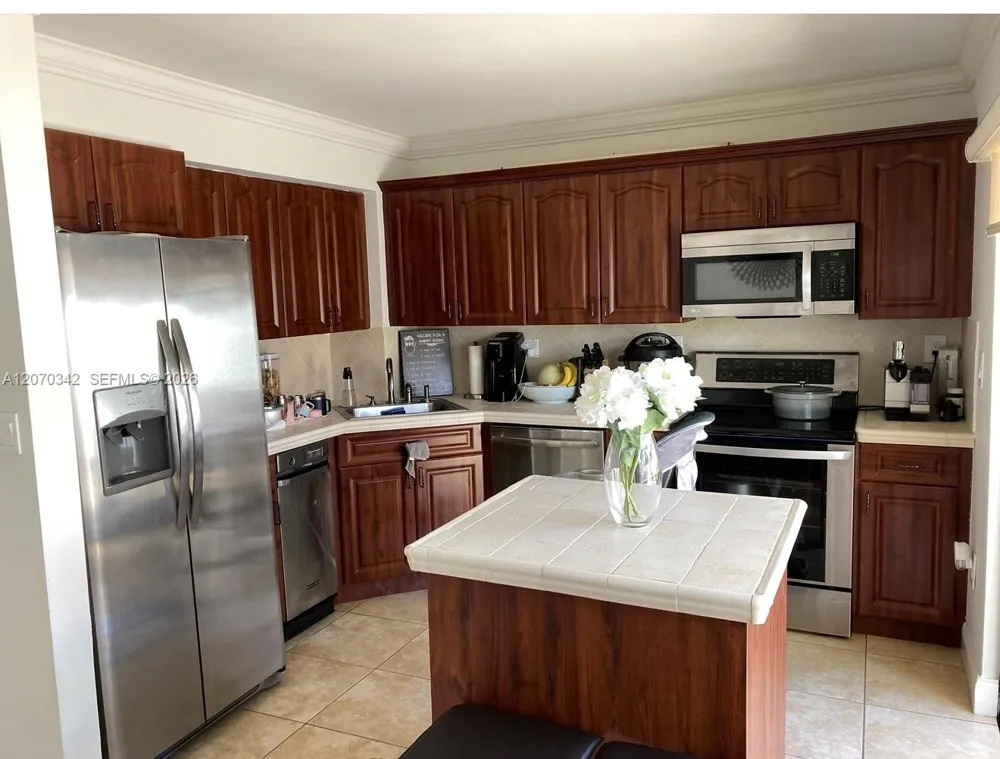 10093 SW 77th Ct #10093 Miami, FL 33156