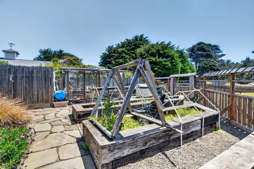 16861 Ocean Drive Fort Bragg, CA 95437