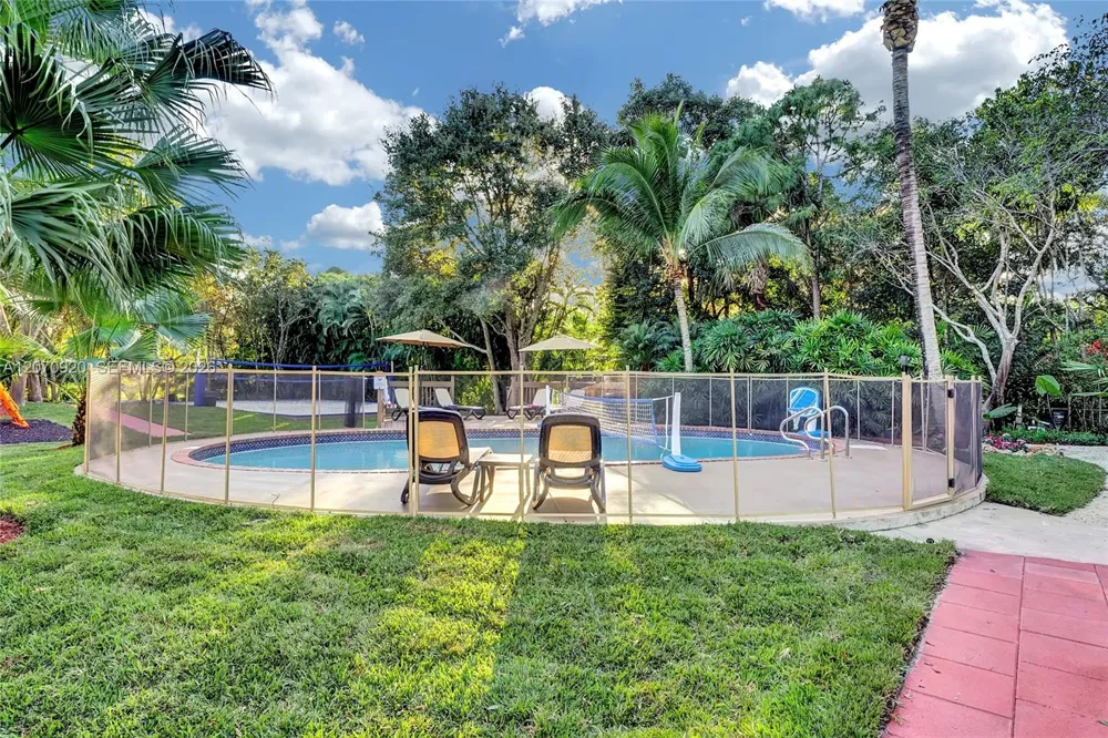 14330 SW 20th St Davie, FL 33325
