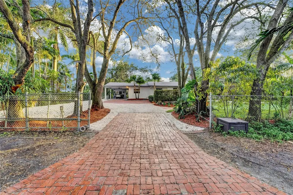 14330 SW 20th St Davie, FL 33325
