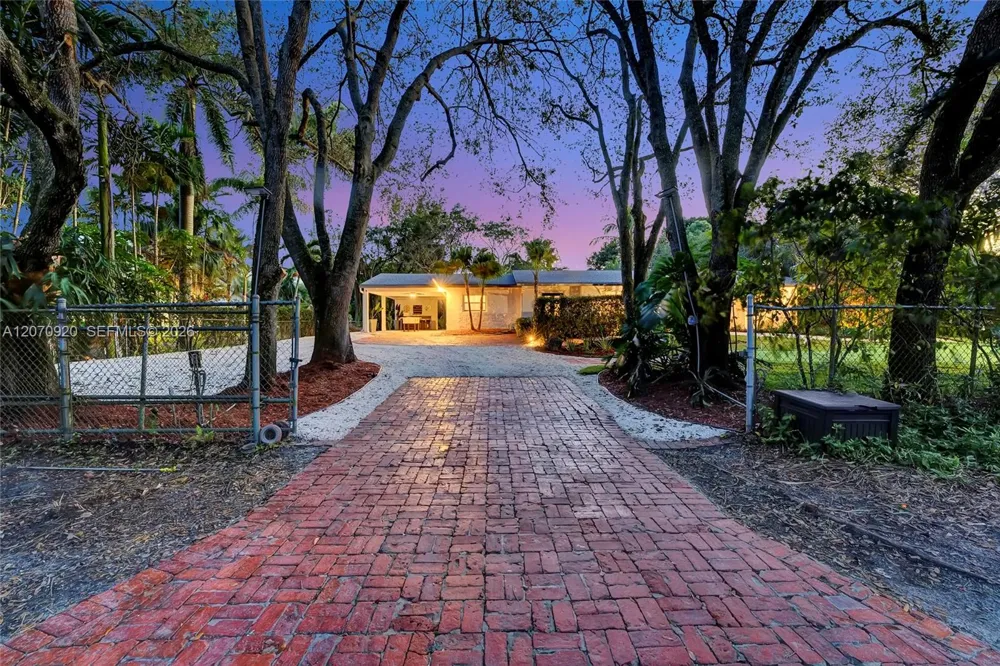 14330 SW 20th St Davie, FL 33325