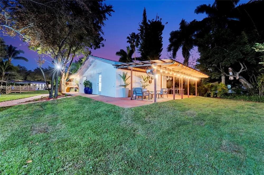 14330 SW 20th St Davie, FL 33325
