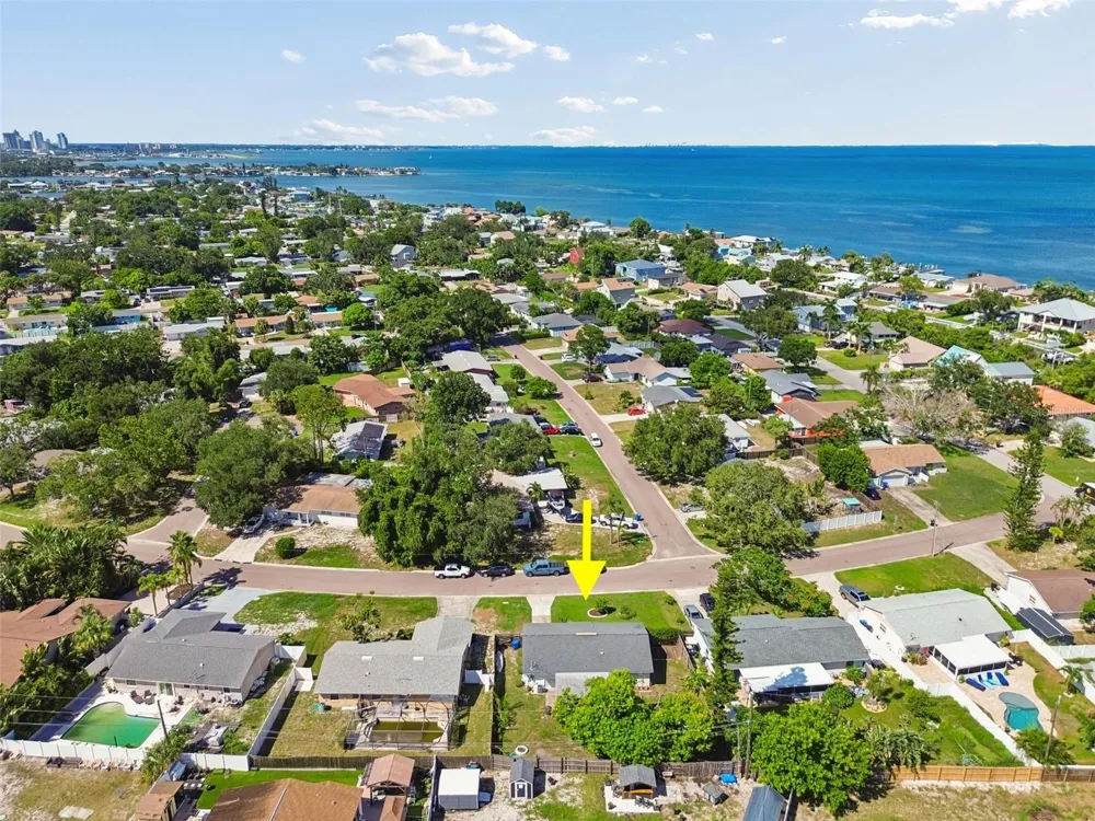 4185 WHITING DRIVE SE St Petersburg, FL 33705