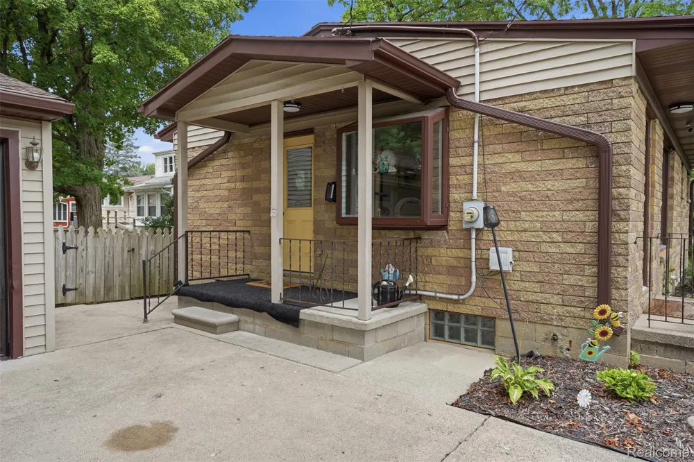 5683 Buckingham Road Meridian Charter Township, MI 48840