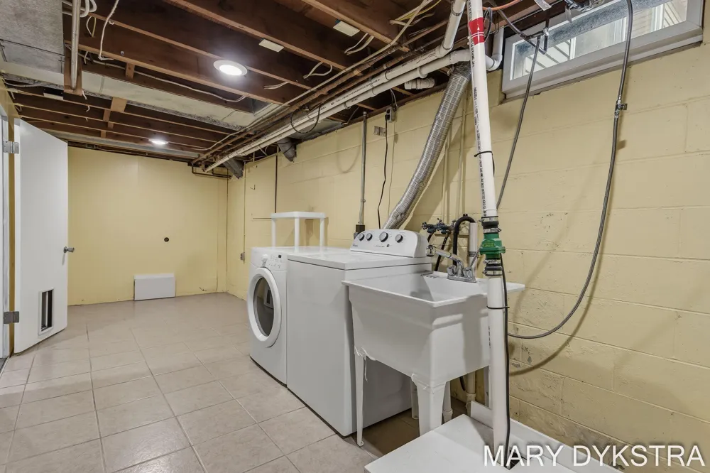 585 Huizenga Avenue Zeeland City, MI 49464