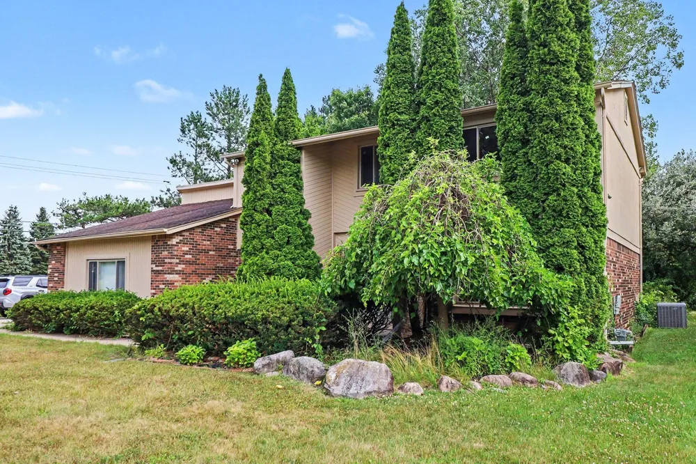 6021 Fairbrook Drive West Bloomfield Charter Township, MI 48322
