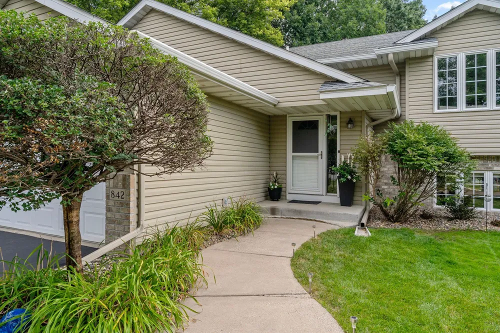 842 Sterling Street S Maplewood, MN 55119