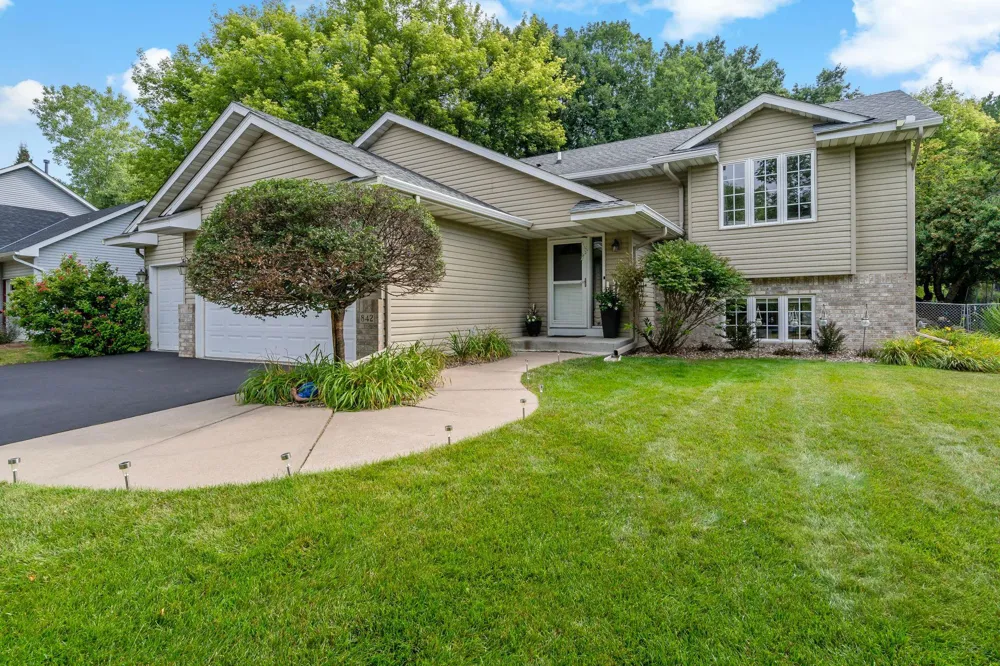 842 Sterling Street S Maplewood, MN 55119