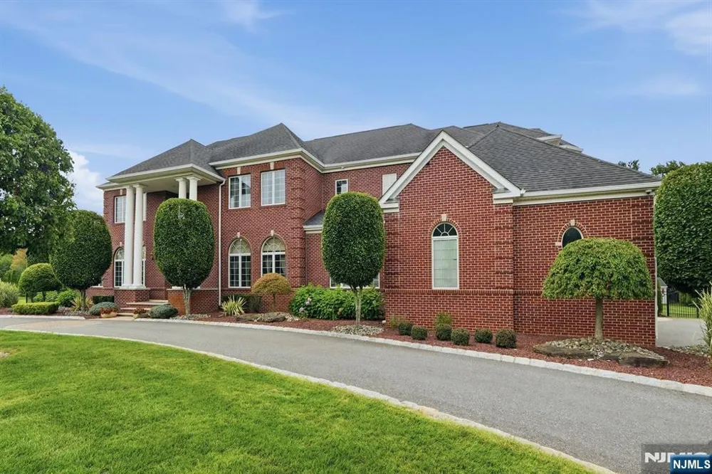 7 Crystal Court Manalapan, NJ 07726