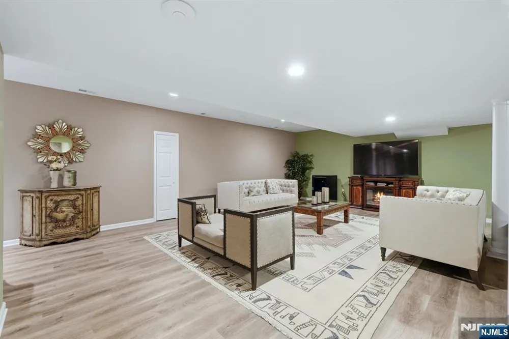 7 Crystal Court Manalapan, NJ 07726