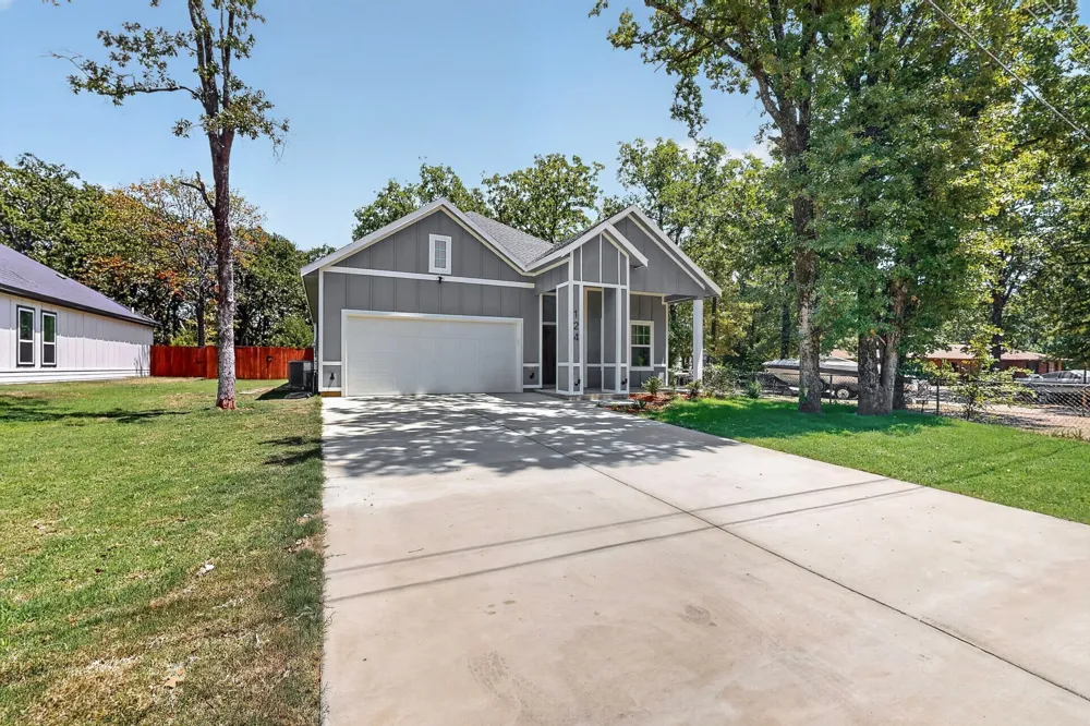 124 lost forest Road Gun Barrel City, TX 75156