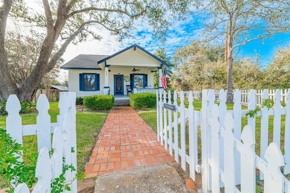724 S Tesch Street Bellville, TX 77418