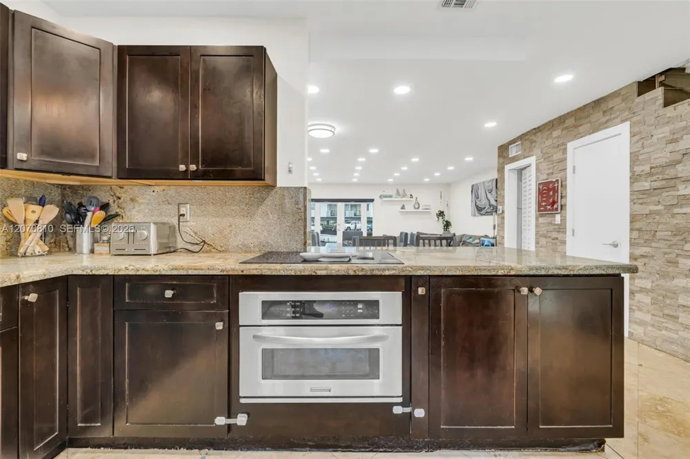 3690 NE 167th St #34 North Miami Beach, FL 33160