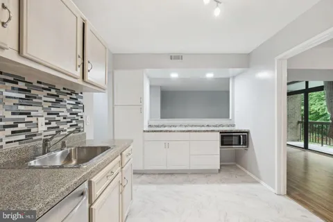 1635 PARKCREST CIRCLE #201